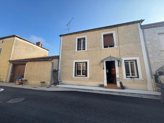 Maison de ville avec dépendances et terrain de 1000 m2