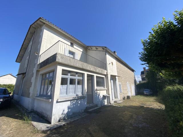 Maison de ville avec dépendances et jardin. Commerces à pied. 146m² Chalais