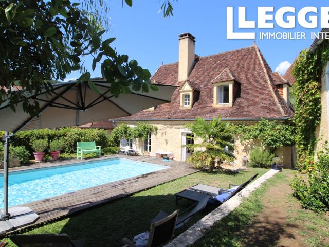 Maison de ville avec deux habitations et piscine