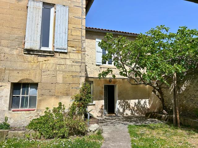 MAISON DE VILLE avec extérieur et dépendances sur COGNAC