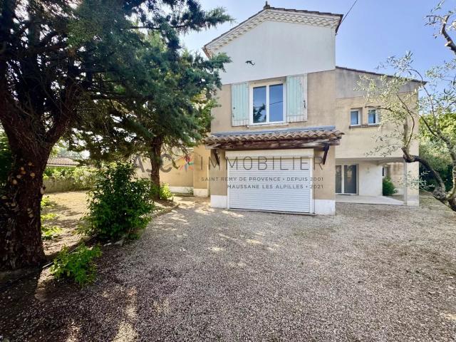MAISON DE VILLE AVEC FORT POTENTIEL ET VUE ALPILLES