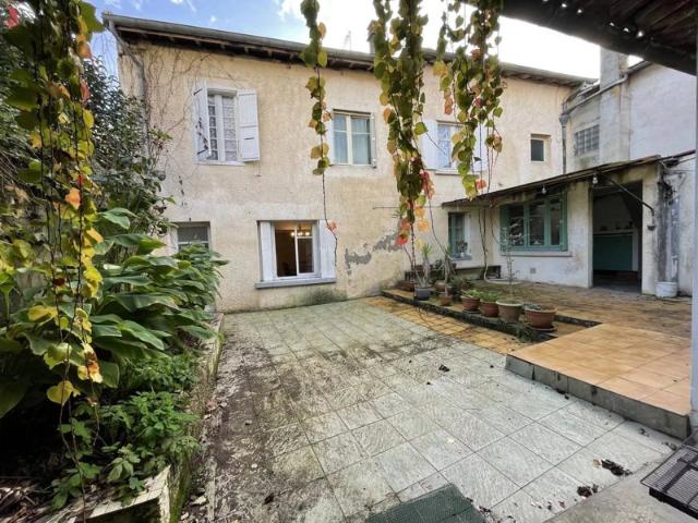 Maison de ville avec garage et cour intérieure