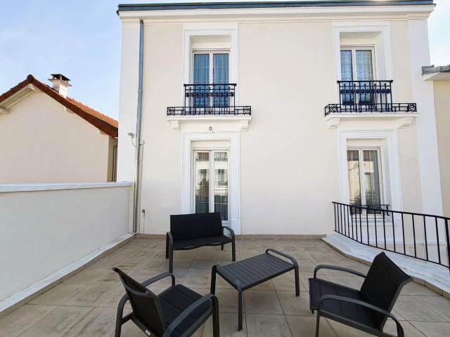 MAISON DE VILLE AVEC GARAGE et TERRASSE