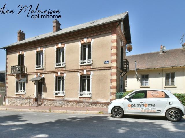 Maison de ville avec garage, jardin et fort potentiel – À deux pas de la gare et du centre ville de Conches en Ouche