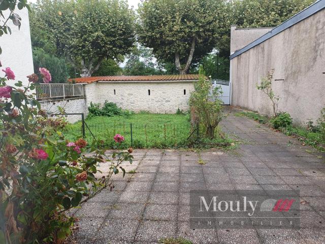 Maison De Ville Avec Garages Et Jardin Proche Ecoles Et Comm. 155m² Cahors