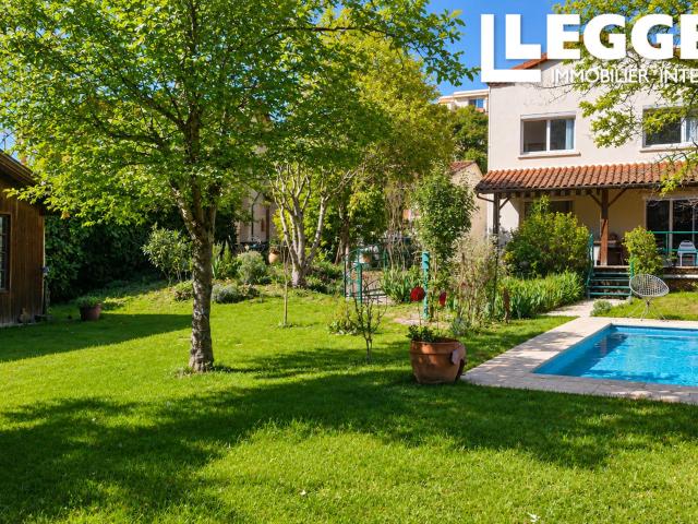 Maison de ville avec gîte, piscine et jardin