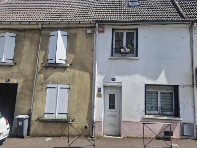 Maison de ville avec grange et jardin et dependance Beau potentiel