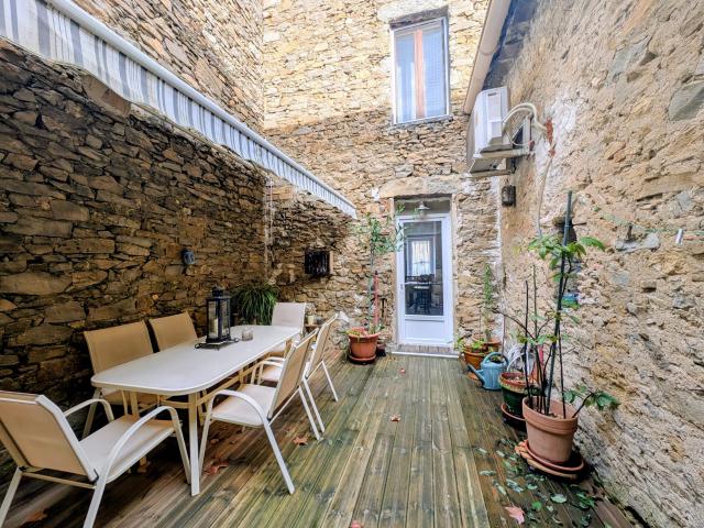 Maison de ville avec grand garage et cour à CONILHAC CORBIERES