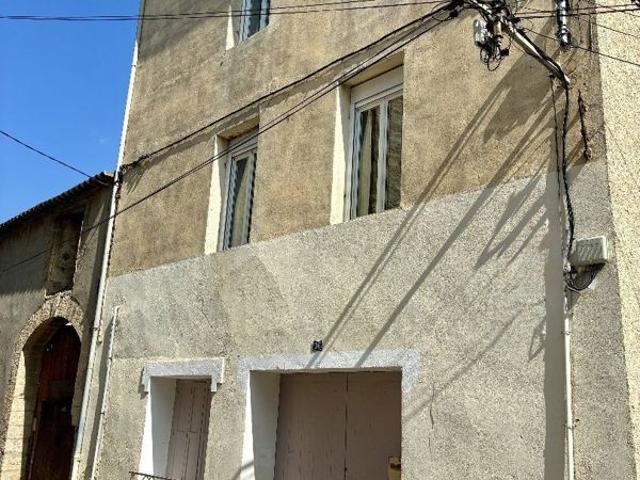 Maison de ville avec grande cour, garage et cave