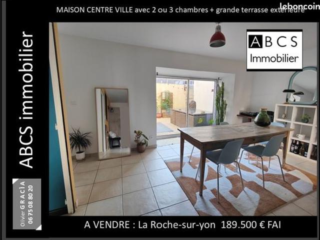Maison de ville avec grande terrasse extérieure