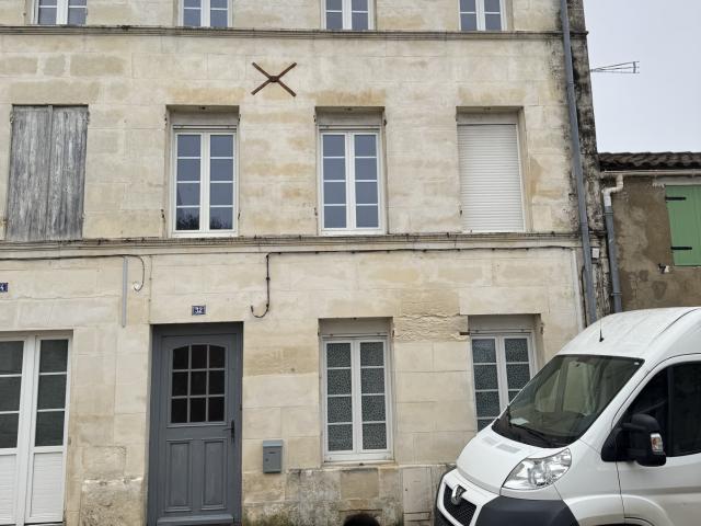 MAISON DE VILLE AVEC JARDIN