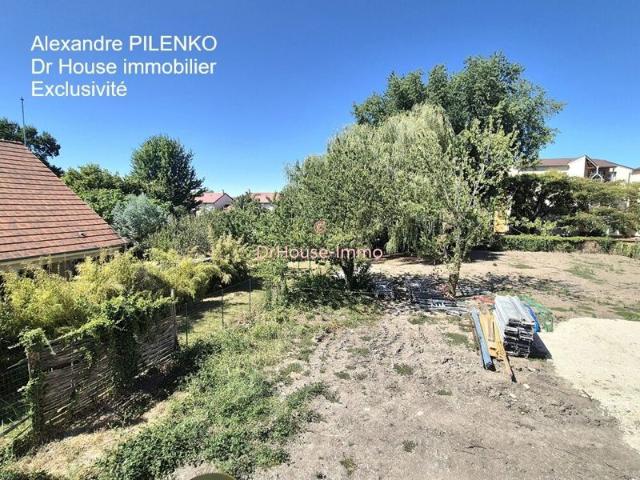 Maison de ville avec jardin à aménager entièrement 78m2 environ terrain 219m2