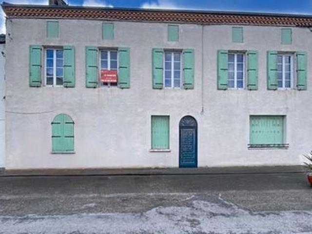 Maison de ville avec jardin, beaux volumes et potentiel d’aménagement