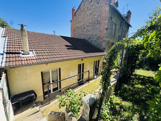 Maison de ville avec jardin et garages proche gare !