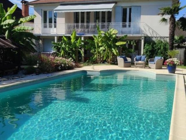 Maison de ville avec jardin et piscine