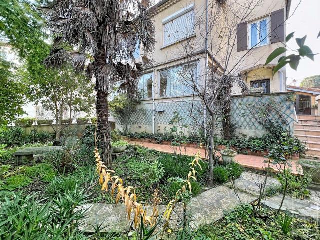 Maison de ville avec jardin, piscine et fort potentiel en ce. 320m² Aubenas