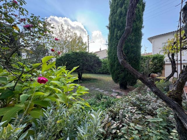 MAISON DE VILLE AVEC JARDIN PRIVATIF ET PLACE DE STATIONNEMENT