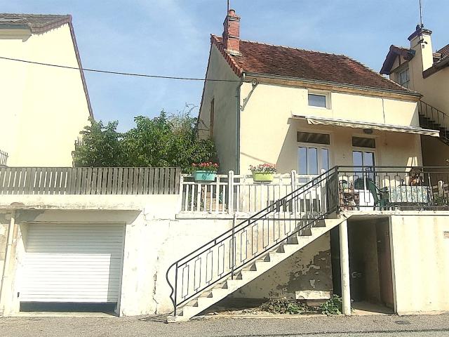 Maison de ville avec petit jardin, terrasse et garage 58m² Charolles