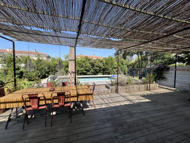 Maison de ville avec piscine et grand jardin