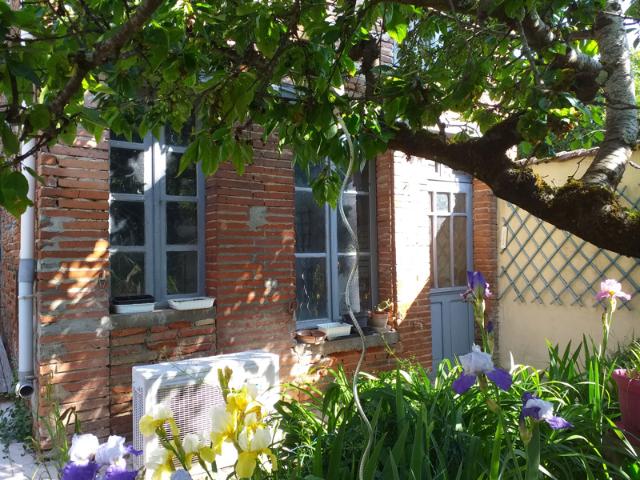 Maison de ville avec piscine, jardin, garage et dépendance