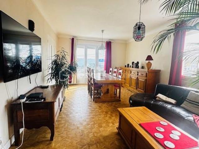 Maison de ville avec sous sol entièrement aménagé 172M² Jardin et Garage – Ruffec 16700