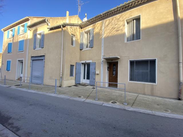 Maison de ville dans Camaret sur Aigues de 77m2 + local indé