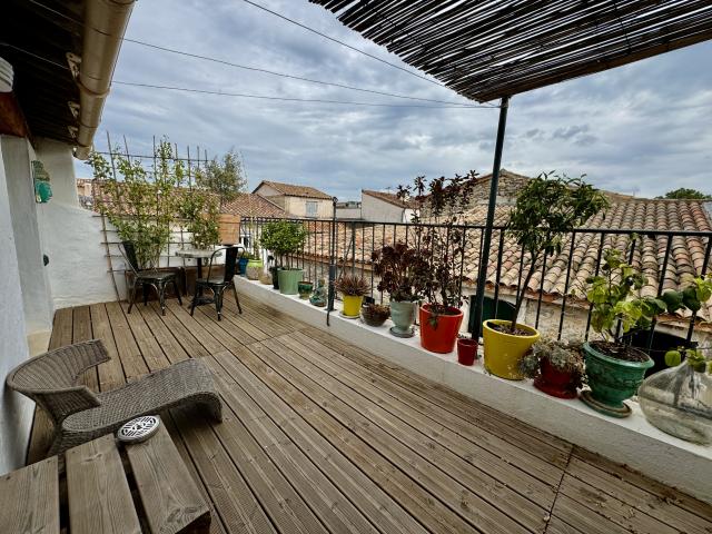 maison de ville de 136 m2 plancher, grand garage et terrasse sans vis à vis à Nimes et prête à vivre