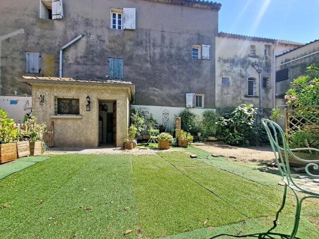 Maison De Ville De 143M² Avec Cour, Remise Et Hangar 143m² Le Cailar