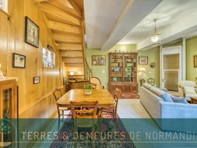 Maison de ville de 1693 entièrement rénovée de 129,8m² habitables – Cour privative – Ascenseur, en Seine Maritime