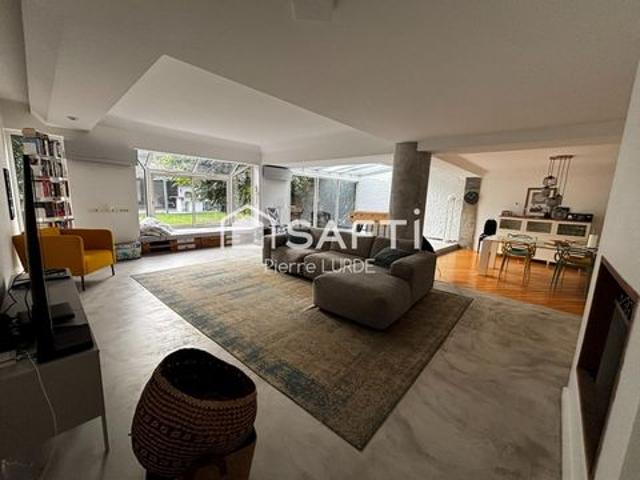 Maison de ville de 230 m2 avec garage et piscine
