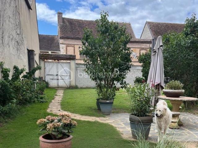 Maison de ville de 260 M2 avec jardin à Villeneuve l'Archevêque