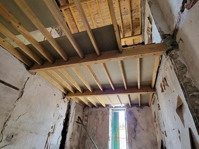 Maison de ville de 95 m2 en R+2 à rénover