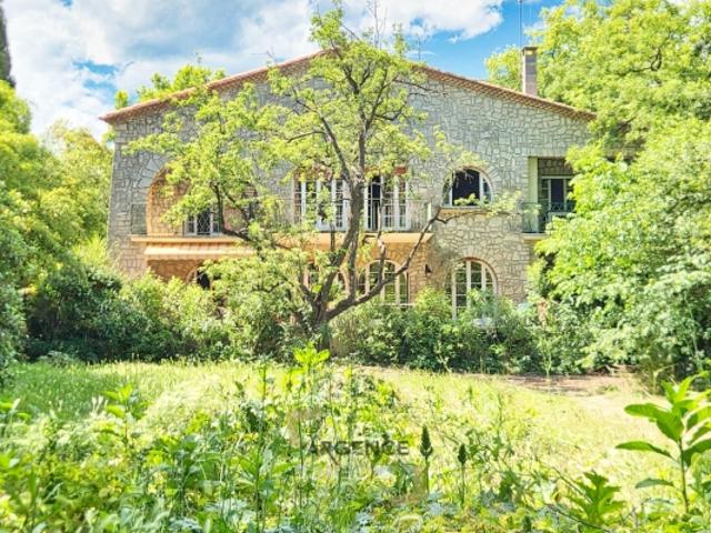 MAISON DE VILLE DE CARACTÈRE AVEC PARC ARBORÉ AU CŒUR DES ARCEAUX