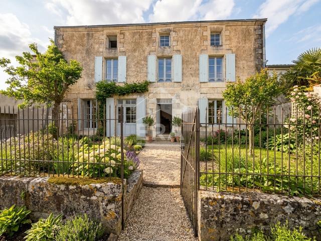 Maison de ville de caractère avec terrain constructible au coeur de Villiers en Plaine 171m2 habitables