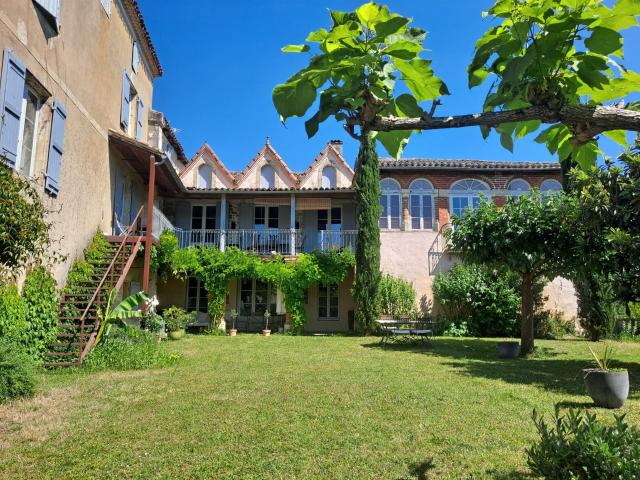 Maison de ville de charme avec jardin et vues 245m² Condom