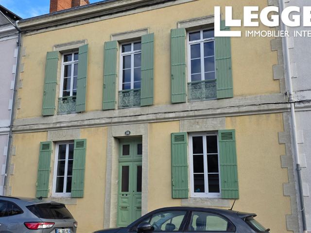 Maison de ville, d'environ 260 m² avec piscine. Périgueux