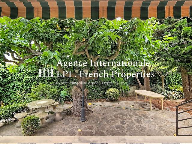 Maison de ville en 4 faces Terrain 350 M² Surface hab 126 M² 4 chambres Garage Quartier LA LUNETTE / KENNEDY 66 000 PERPIGNAN