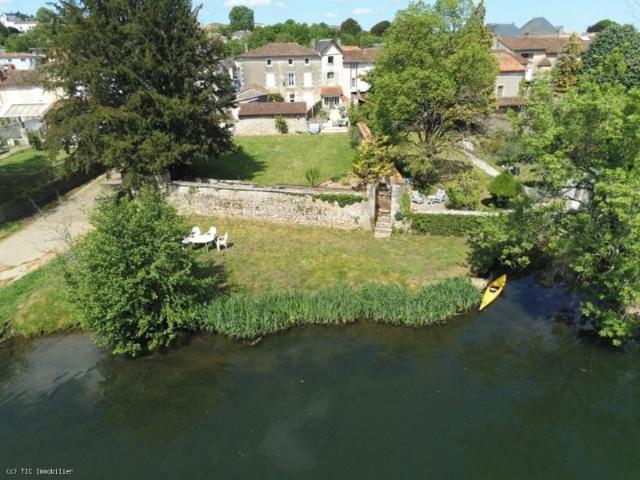 Maison de ville en bord de Charente avec accés à la riviére