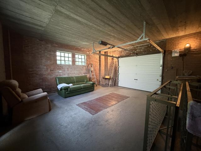 Maison de ville en semi plain pied avec grand garage et jardin