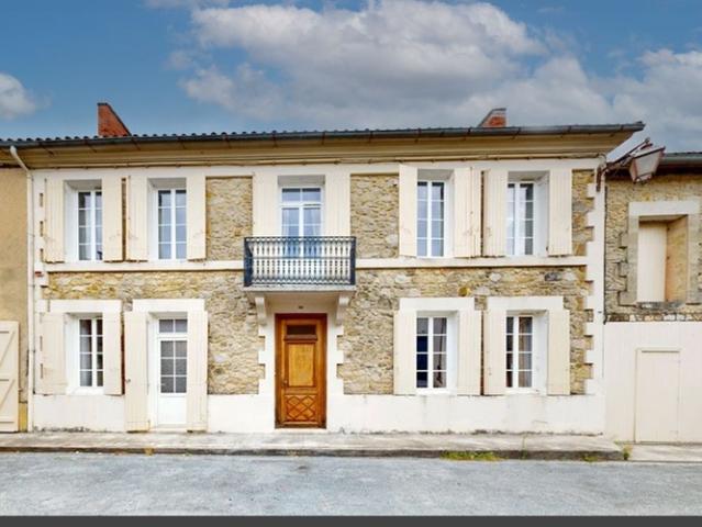Maison de ville en pierre avec jardin et deuxième logement, cœur de village à vendre 13 pièces à VILLEFRANCHE DE LONCHAT 24