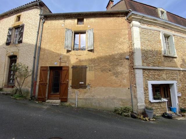 MAISON DE VILLE EN PIERRE À 2 mn DU CENTRE DU VILLAGE MÉDIÉVAL D