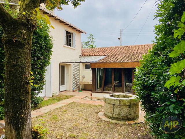 Maison de ville en pierres avec jardinet et garage !