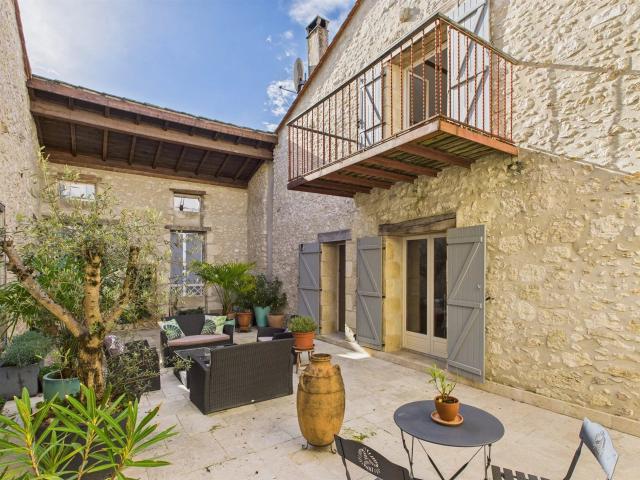 Maison de ville élégante et de caractère avec jardin de toit. 371m² Eymet