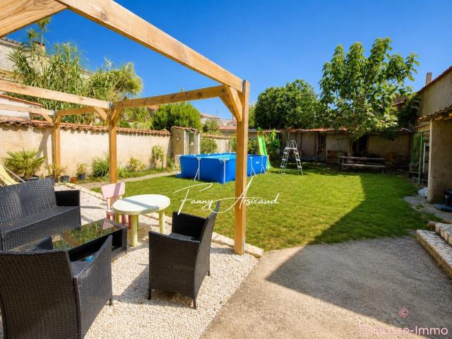 Maison de ville Jardin Grand garage Dépendances Accès privé au Port de Marans