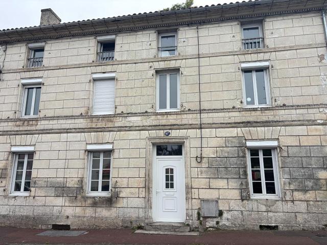 Maison de ville entierement rénovée offrant 210 m2 sur un te. 210m² Ribérac
