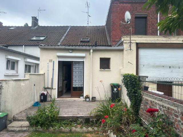Maison de ville mitoyenne de 72,75m2 bâtie sur 183m2 de terrain avec garage accès arrière !