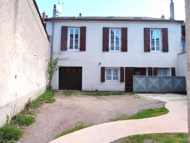 NEVERS Av. Général de Gaulle Maison T.5,garage