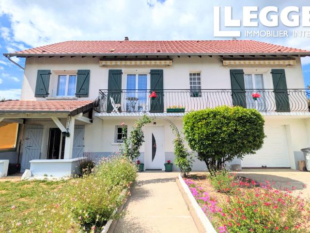 Maison de Ville Spacieuse avec 3 Chambres, Appartement Indépendant et Jardins à Saint Yrieix la Perche