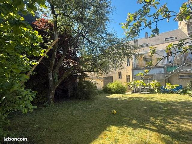 Maison de ville spacieuse à proximité du centre ville avec garage et jardin