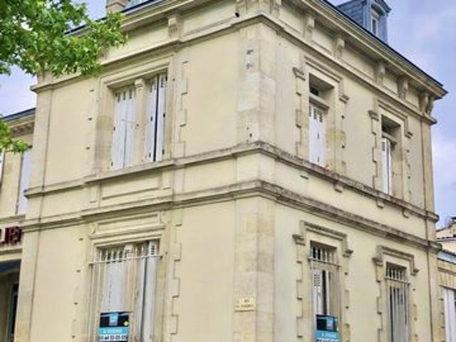 MAISON DE VILLE STYLE DE MAÎTRE, EN PIERRE A ETAGES, RENOVEE AVEC JARDIN ET GARAGE